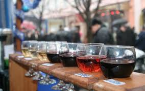 На фестиваль "Червене вино" у Мукачеві очікують на 50 тисяч гостей та сомельє з Європи для визначення найкращого винороба (ВІДЕО)