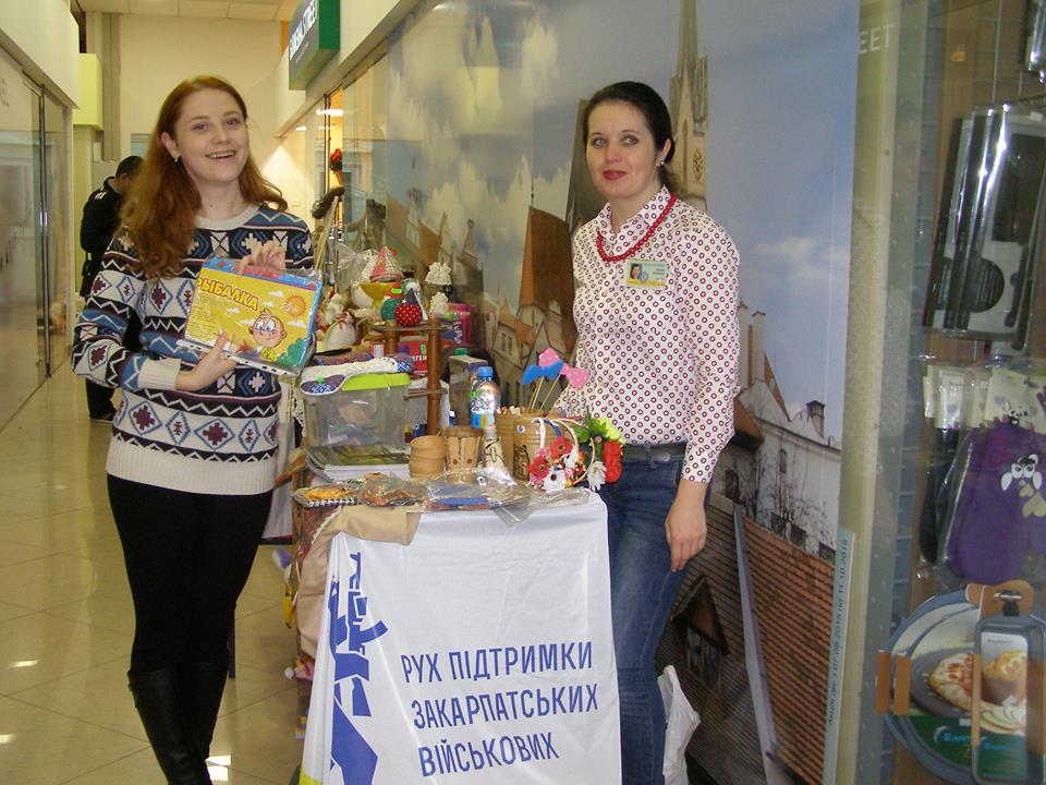 Волонтери під час триденного благочинного ярмарку в Ужгороді зібрали 15 тис грн на "спальники" та рації для військових