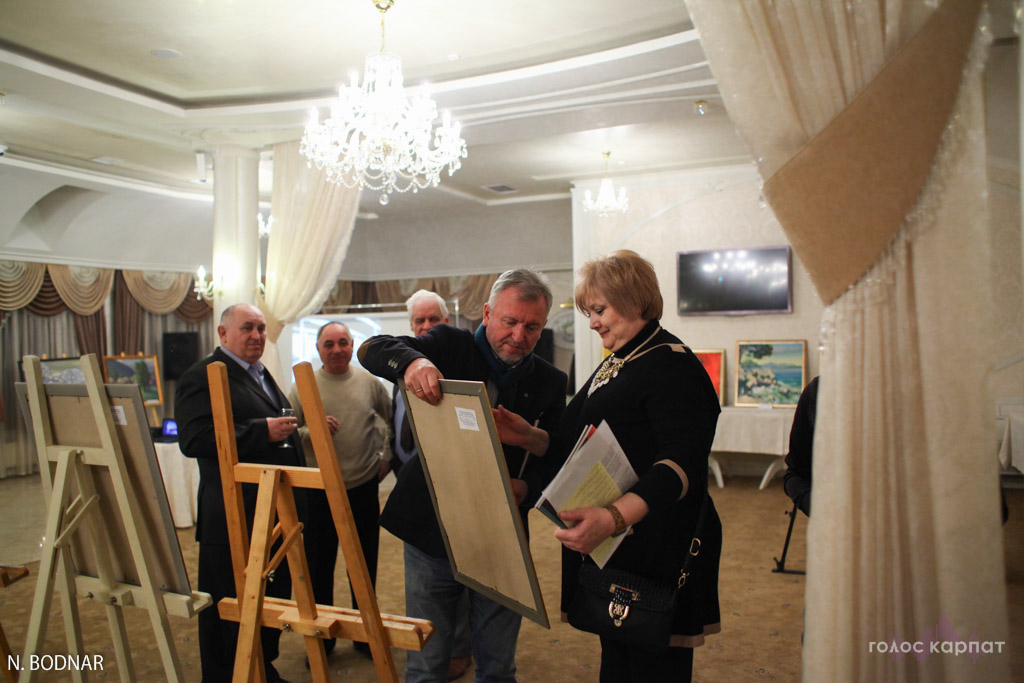 В Ужгороді відбувся благодійний продаж картин для потреб центру для інвалідів (ФОТО)