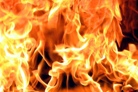 У Липчі на Хустщині пожежні силоміць вивели господаря з палаючого будинку