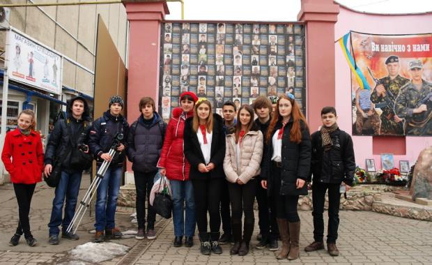 У Берегові школярі із запаленими шинами та національними стягами знімали кліп "Воїни світла" українською (ФОТО, ВІДЕО)