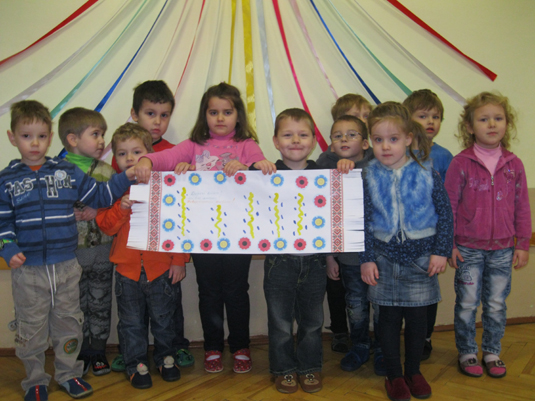 Вихованці дитсадка в Ужгороді малюнками та відеоповідомленням підтримують бійців АТО (ФОТО, ВІДЕО)