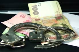 Службовця свалявської податкової підозрюють в одержанні 5 тис грн хабара