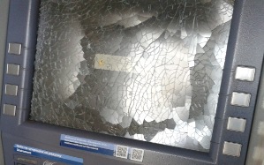 Житель Свалявщини в Ужгороді розтрощив монітор банкомату