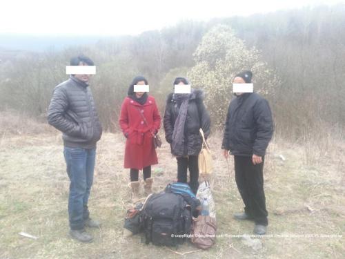 На Закарпатті поблизу кордону затримали чотирьох азіатів з туристичними рюкзаками