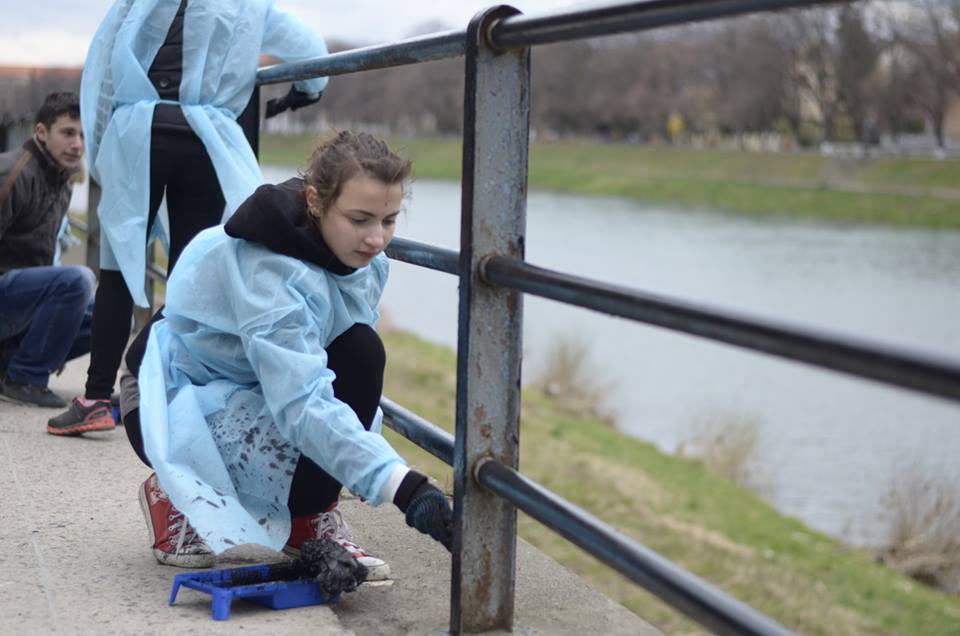 В Ужгороді молодь пофарбувала перила на набережній Ужа (ФОТО, ВІДЕО)