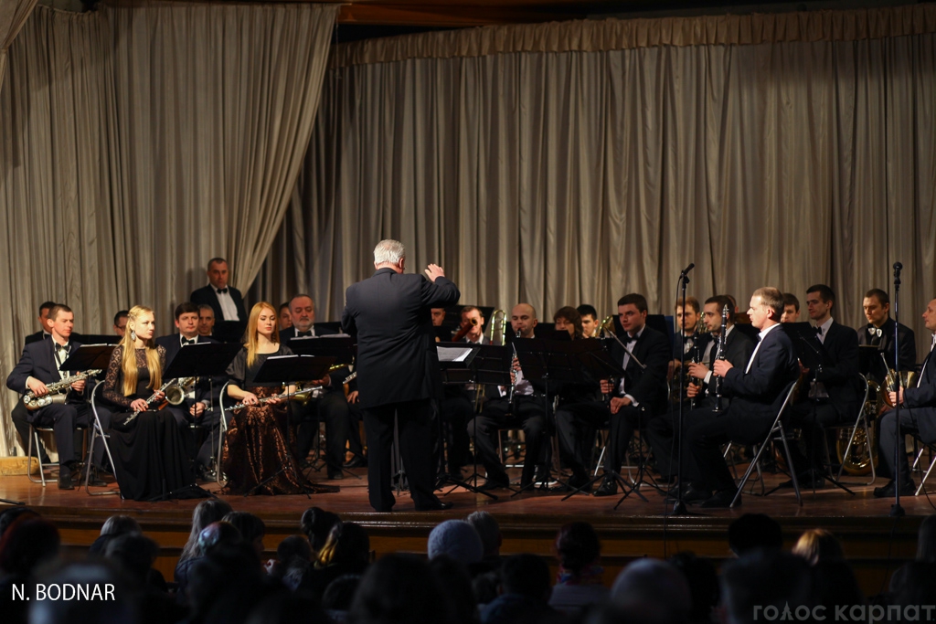 В Ужгороді оркестр обласної філармонії привітав закарпаток зі святом (ФОТО)