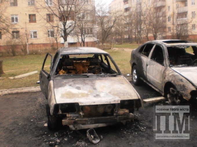 У Мукачеві в районі Росвигово горіли дві автівки (ОНОВЛЕНО) (ФОТО)