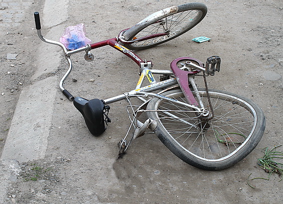 У міліції кажуть, що за кермом авто, яке збило велосипедистку у Виноградові та зникло з місця події, був син власника