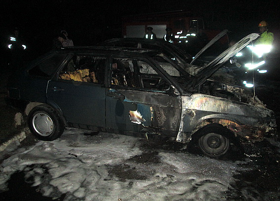 Правоохоронці встановлюють причину загорання двох автомобілів у Мукачеві (ОФІЦІЙНО) (ФОТО)