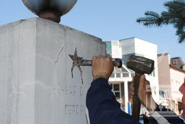 З обеліска в центрі Мукачева зняли радянську символіку (ФОТО)