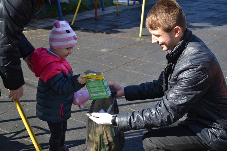 В Ужгороді молодь прибрала від сміття забуту владою дитячу "рошенку" (ФОТО)