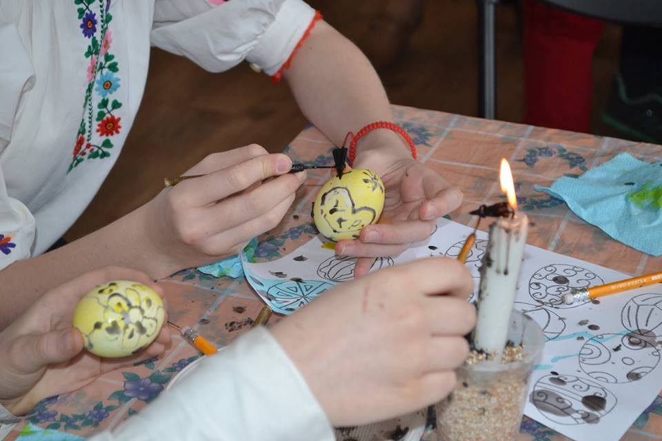 В обласному скансені в Ужгороді школярів щодня на майстер-класах навчають мистецтву писанкарства (ФОТО)