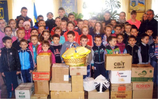На Тячівщині діти готували великодні кошики для бійців АТО (ФОТО)