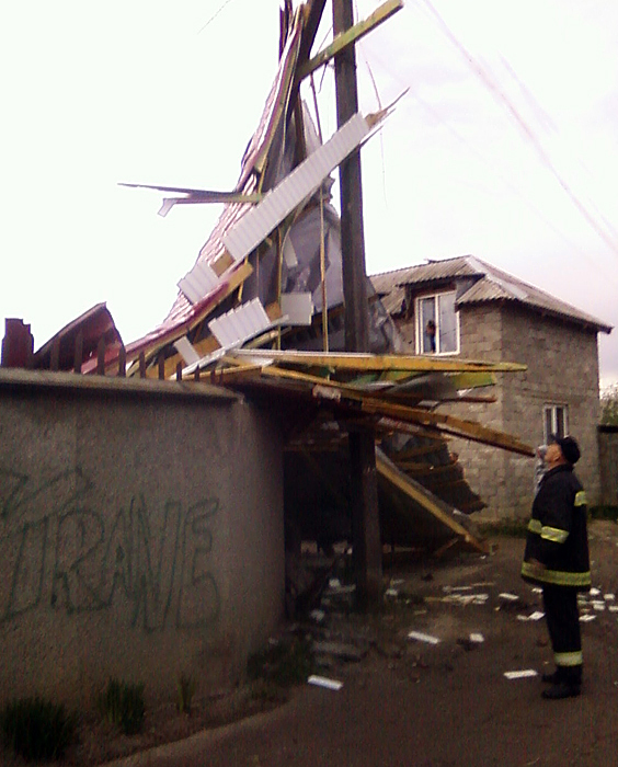 В Ужгороді через негоду знесло дах приватного будинку (ФОТО)