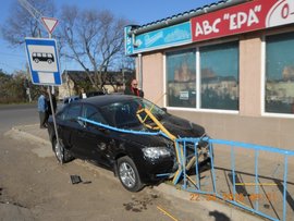 Водій, який врізався в огорожу зупинки в Ужгороді, госпіталізований з гіпертонічним кризом – міліція