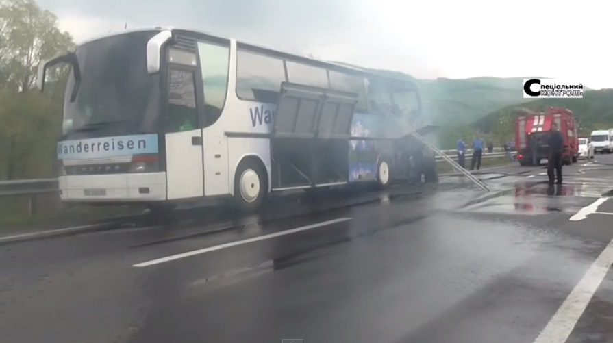На Закарпатті загорівся туристичний автобус, що рухався в напрямку Львова (ОНОВЛЕНО) (ВІДЕО)
