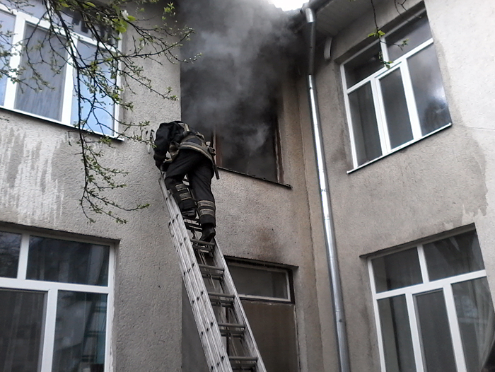 У Мукачеві під час пожежі в дитсадку евакуювали 135 дітей та 35 дорослих (ФОТО)