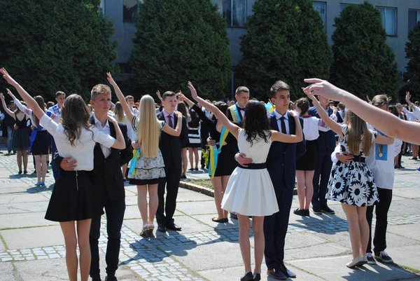 В Ужгороді випускникам вручили медалі, а вони станцювали прощальний вальс (ФОТО, ВІДЕО)