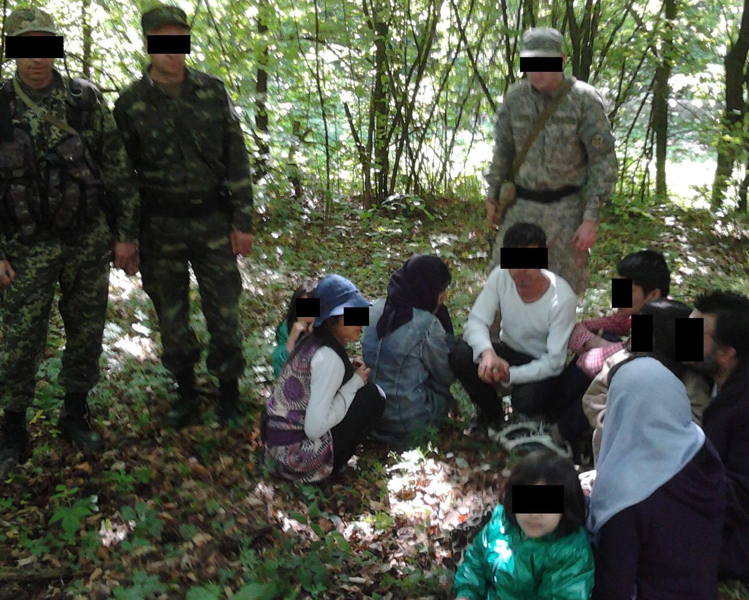 На Закарпатті затримали велику родину "нелегалів" із 3 малолітніми дітьми та ймовірними наркотиками, які прямували до Словаччини (ФОТО)