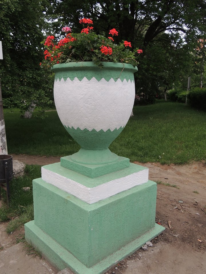У Берегові відреставровані вазони прикрасять українським та угорським орнаментами (ФОТО)