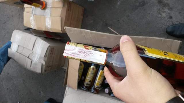 Автобусом "Ужгород-Луцьк" на Волинь намагалися завезти 4 сотні пляшок фальсифікату брендового коньяку