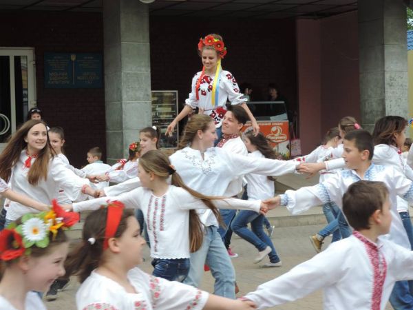 У центрі Берегова влаштували танцювальний патріотичний флеш-моб (ФОТО)