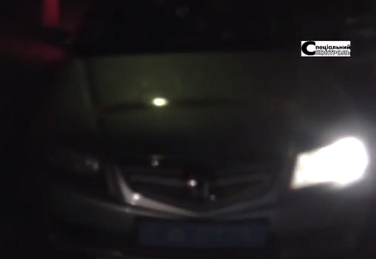 У Мукачеві ДАІвці "нарвалися" на "Спецконтроль", зупинивши авто з "несправною" фарою на службовому авто з несправною фарою (ВІДЕО)