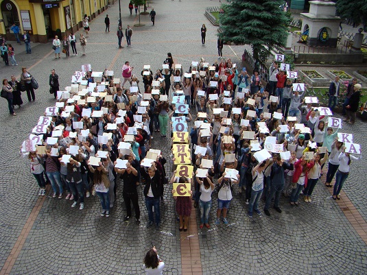 У Мукачеві в рамках «бібліотечного» флешмобу організували «живу» книгу (ФОТО)