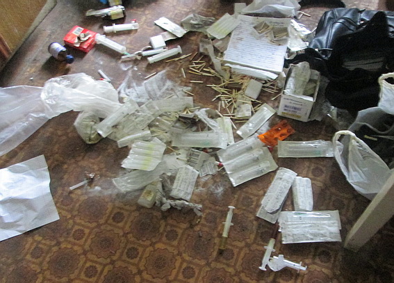 В Ужгороді чоловік зі студенткою облаштували орендованій квартирі "конвеєр" з виготовлення наркотиків (ФОТО)