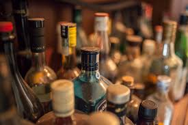 Закарпатець зберігав вдома для подальшої реалізації 10 тис пляшок незаконно виготовленого алкоголю