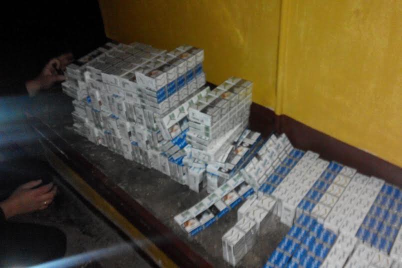 На Закарпатті у потязі до Словаччини знайшли приховані сигарети вартістю у понад 13 тис грн (ФОТО)
