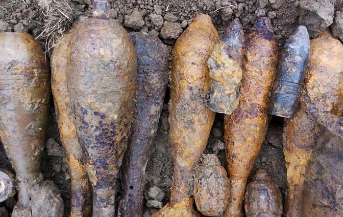 На Закарпатті під час земляних робіт чоловік на власному полі знайшов 28 боєприпасів (ФОТО)