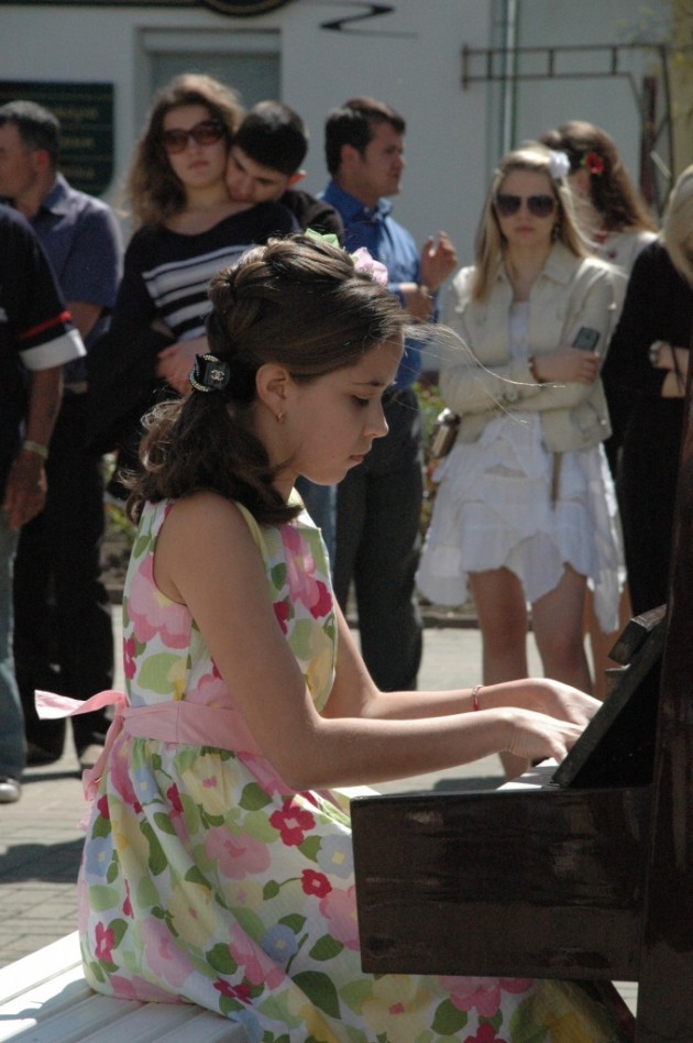 В Ужгороді з півсотні юних музикантів стали учасниками другого фестивалю дитячого вуличного піаніно (ВІДЕО)