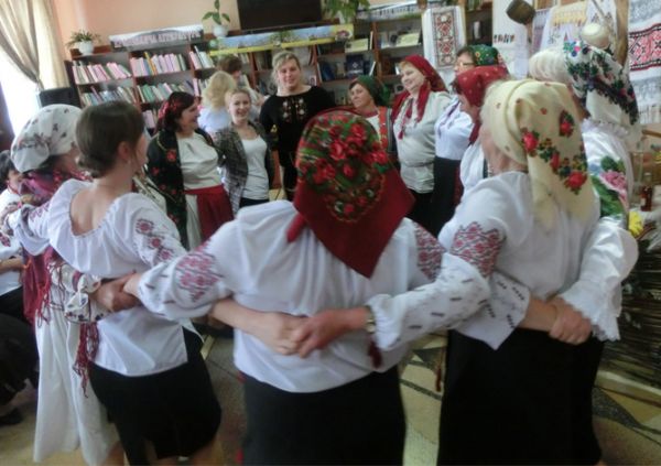 У бібліотеці у Тячеві співали, віршували й танцювали під коломийки на "цімборських посиденьках" (ФОТО)