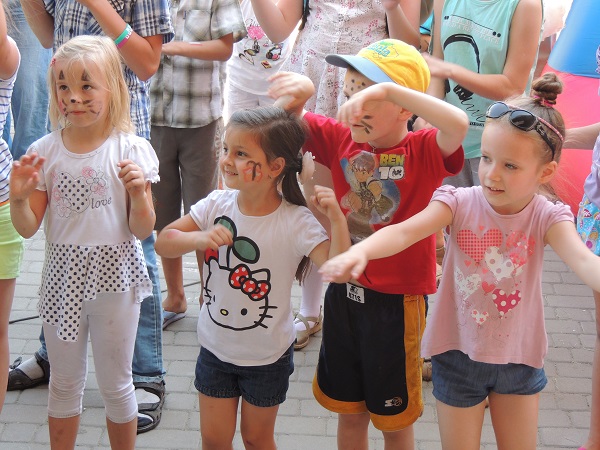 У Берегові в ході благодійної "акції добра" дітлахи стрибали на батутах, їли солодощі та грали у безпрограшну лотерею (ФОТО)