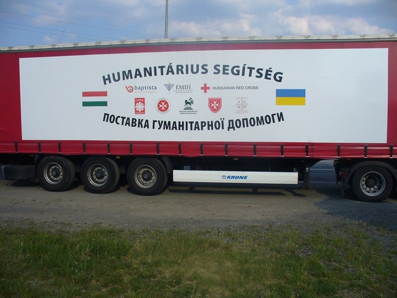 Закарпаттю надіслали 4 вантажівки медпрепаратів та харчів як "гуманітарку" від Угорщини (ФОТО)