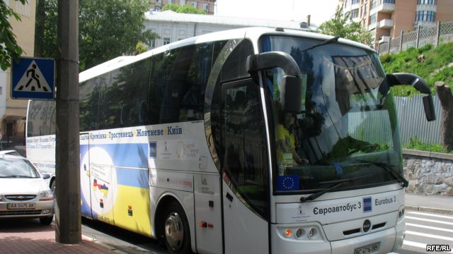 ЄВРОавтобус привезе в Ужгород селфі-флешмоб, "ЄВРОсушку", майстер-клас з малювання на воді та вookcrossing