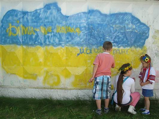 У Мукачеві діти разом із міліціонерами малювали жовто-блакитну "настінну" карту України (ФОТО)