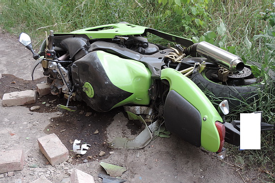 На Берегівщині внаслідок зіткнення із цегляною огорожею загинув мотоцикліст (ОФІЦІЙНО) (ФОТО)