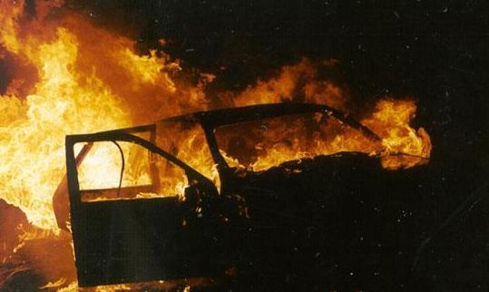 В Ужгороді вночі горіла "Мазда", вогонь пошкодив ще дві припаркованих поруч автівки 