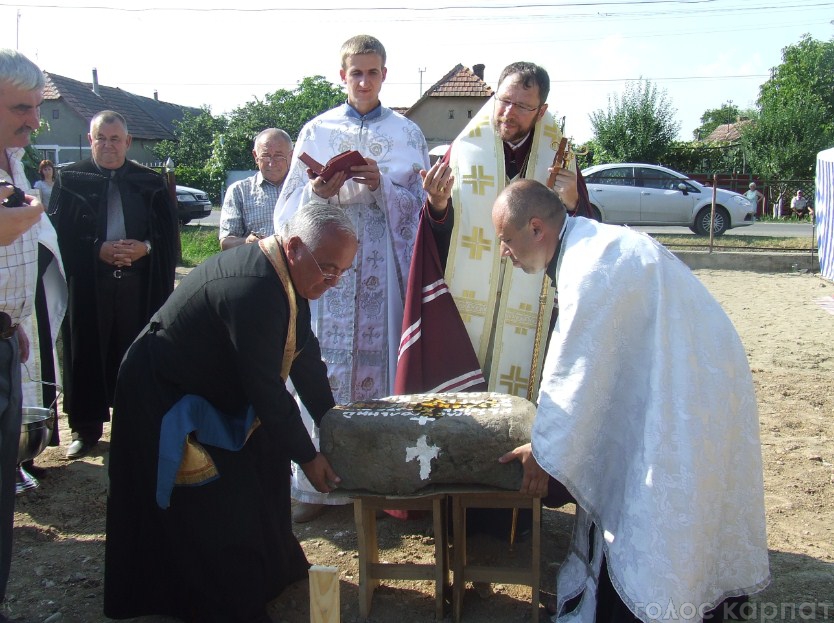 Владика Ніл на Виноградівщині освятив наріжний камінь нової греко-католицької церкви (ФОТО)