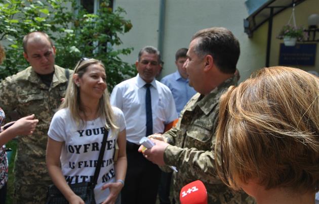 Волонтерка з Мукачева, що вручала смердючий сухпай міністу оборони, відповіла раднику президента Бірюкову