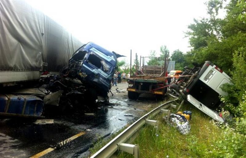 У потрійній аварії за участі двох вантажівок та мікроавтобуса загинув водій з Івано-Франківщини, ще троє постраждалих у лікарні – рятувальники