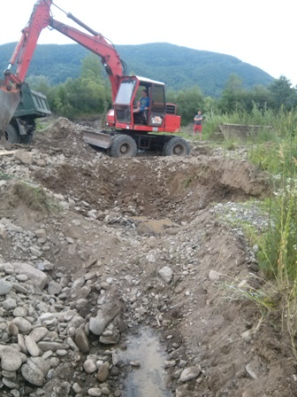 На Тячівщині розпочалося розслідування щодо незаконного видобутку піщано-гравійної суміші з русла Тересви
