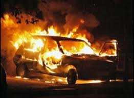 З невідомих причин під будинком власника у Чопі загорівся Opel Kadett