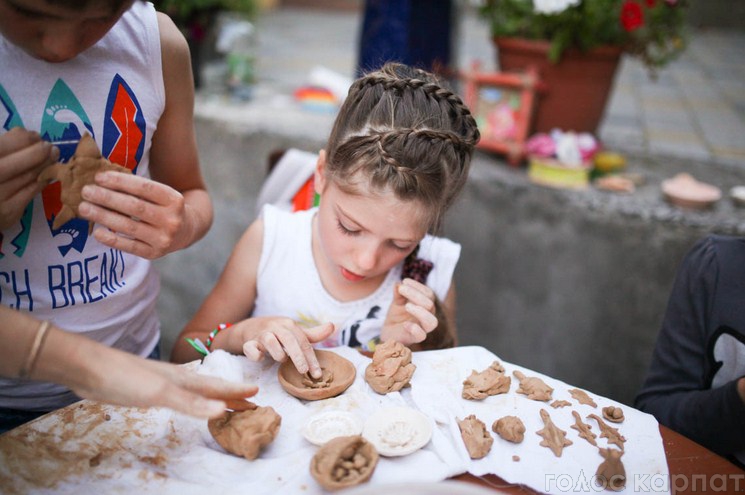 У рамках Вечора угорської культури в Ужгороді дітей вчили ліпити з глини (ФОТО)