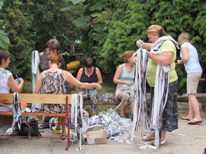 Волонтерки з Києва в центрі Мукачева плестимуть маскувальні сітки (ФОТО)