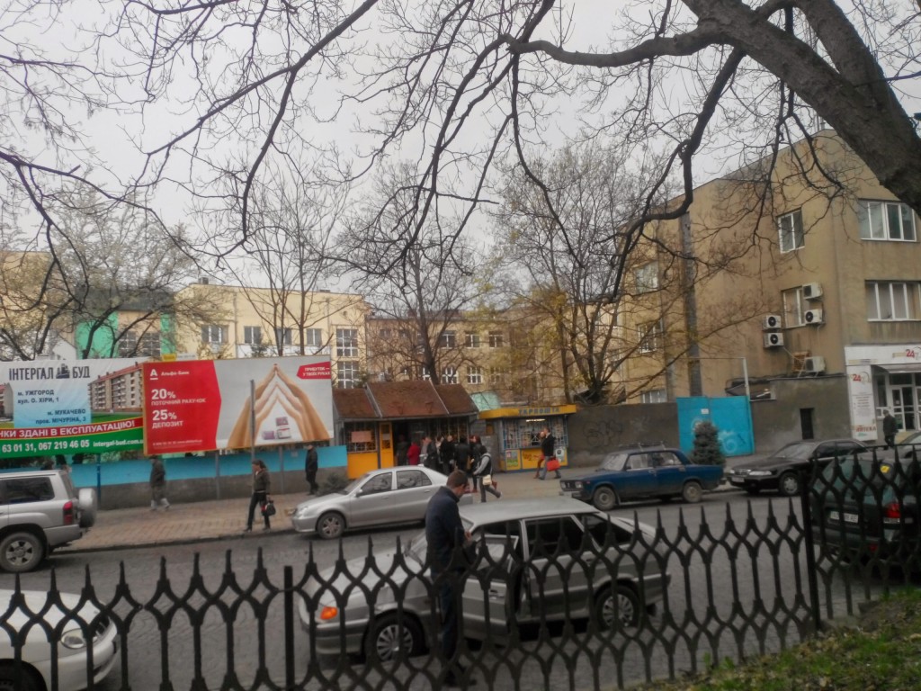 Частину площі Поштової в Ужгороді віддали під торговий центр 