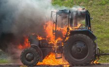 На полонині на Тячівщині підприємцю підпалили трельовочний трактор
